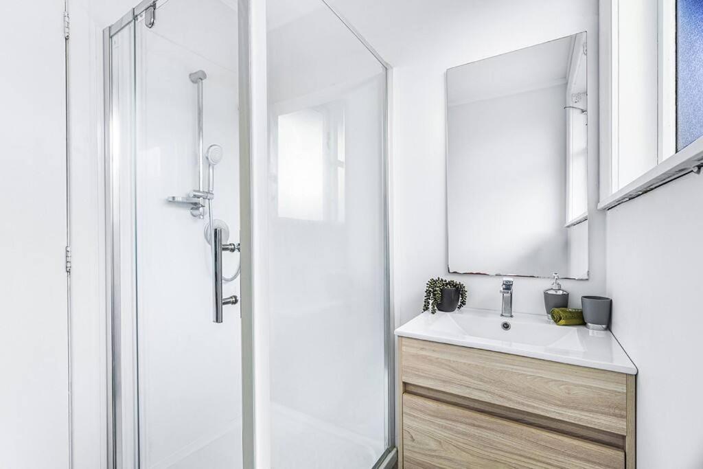 3-Bedroom House-Big Yard- Netflix Hamilton Eksteriør billede